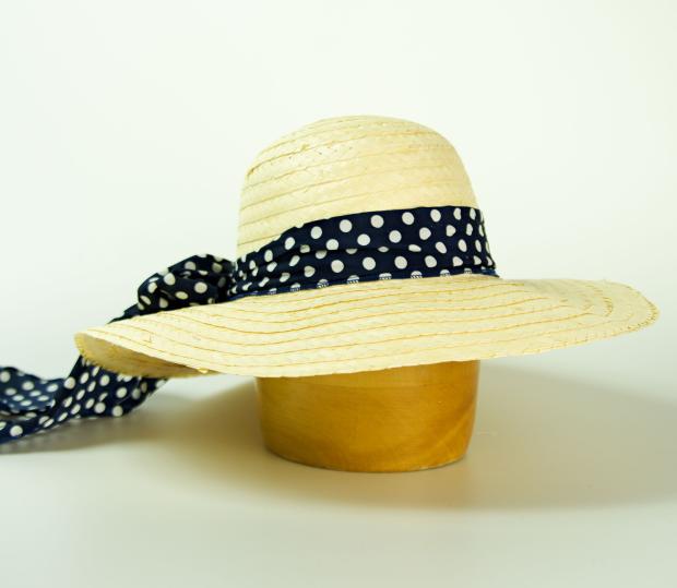 Dámský slaměný klobouk zdobený šátkem s puntíky
