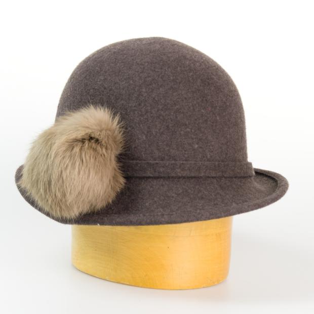 Dámský vlněný klobouk zdobený kožešinou