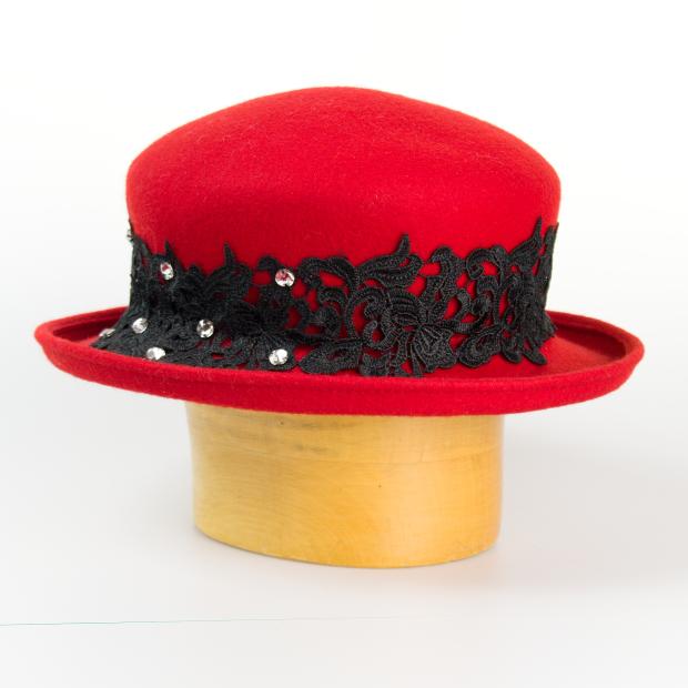 Dámský vlněný klobouk zdobený krajkou