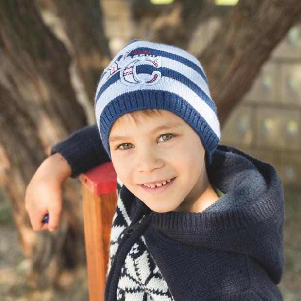 Dětská pletená čepice s pruhy a aplikací