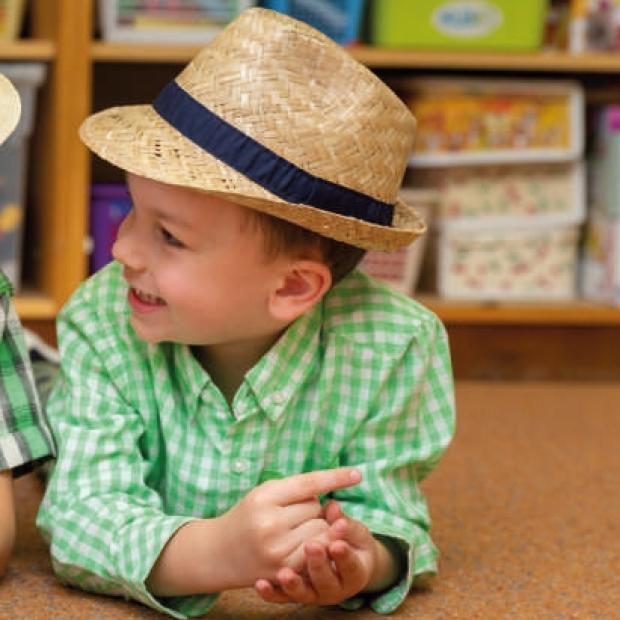 Chlapecký slaměný klobouk s jednobarevnou stuhou