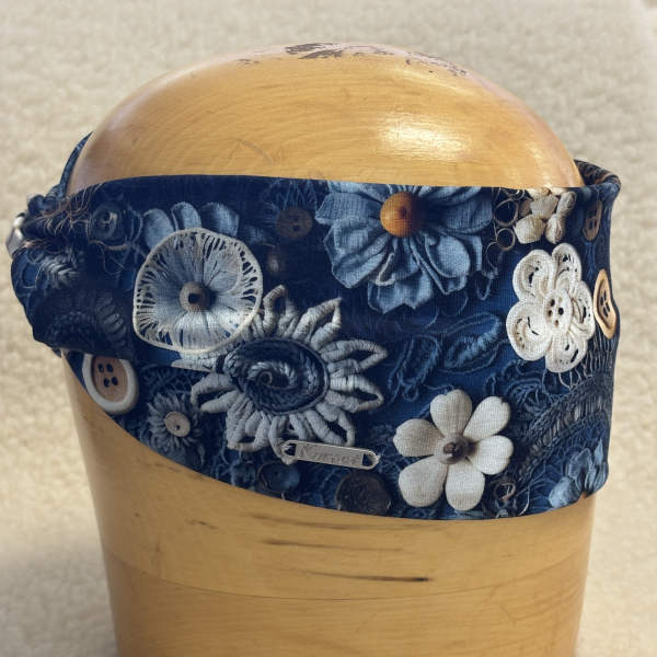 Dámská křížená čelenka modrá  s potiskem knoflík