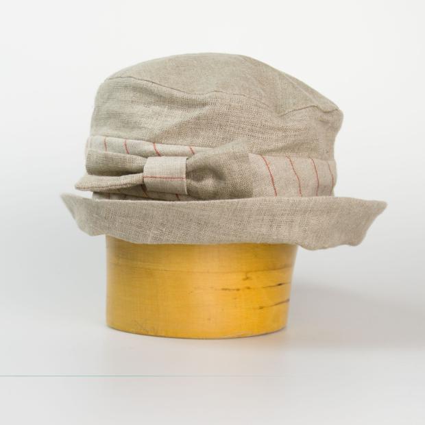 Dámský lněný klobouk zdobený mašlí