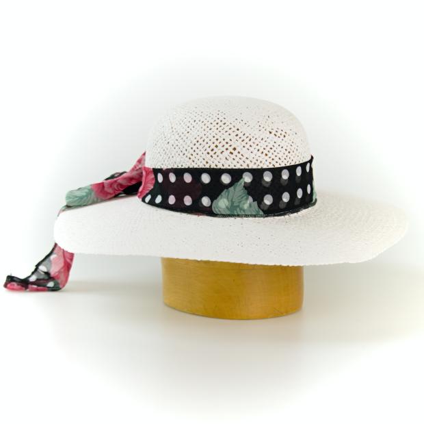 Dámský papírový klobouk zdobený šátkem
