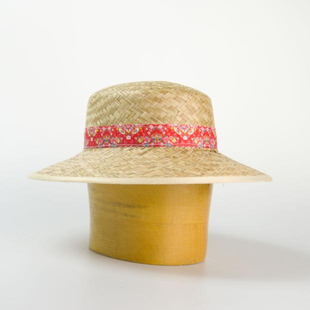 Dámský slaměný klobouk zdobený pestrobarevnou stuhou - originál