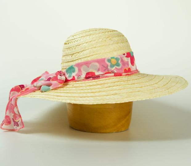 Dámský slaměný klobouk zdobený šátkem