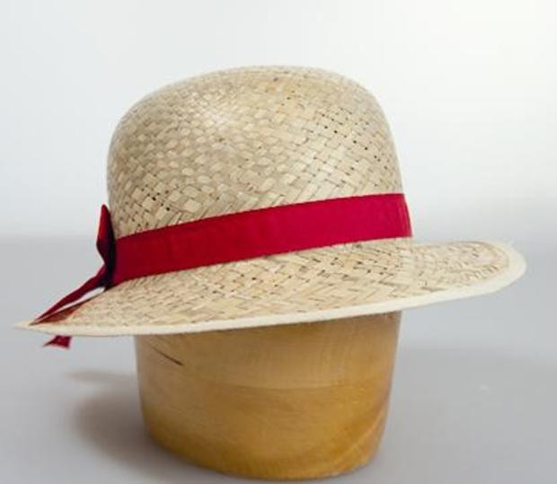 dámský slaměný klobouk zdobený stuhou