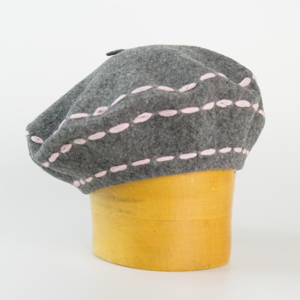 Dámský vlněný baret s ozdobným štepem