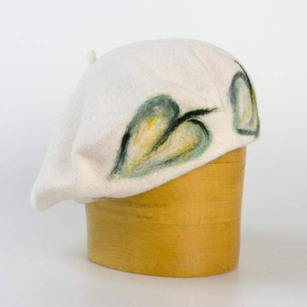 Dámský vlněný baret s ručním zdobením