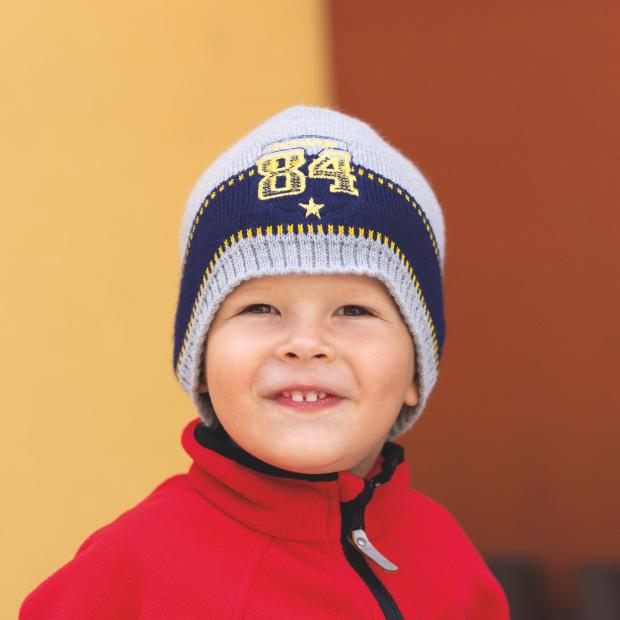 Dětská pletená čepice s pruhem a aplikací
