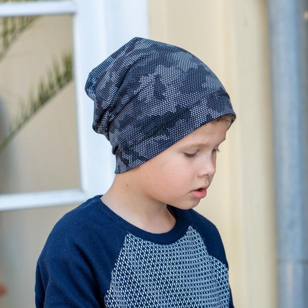 Dětská úpletová prodloužená čepice s potiskem maskáč