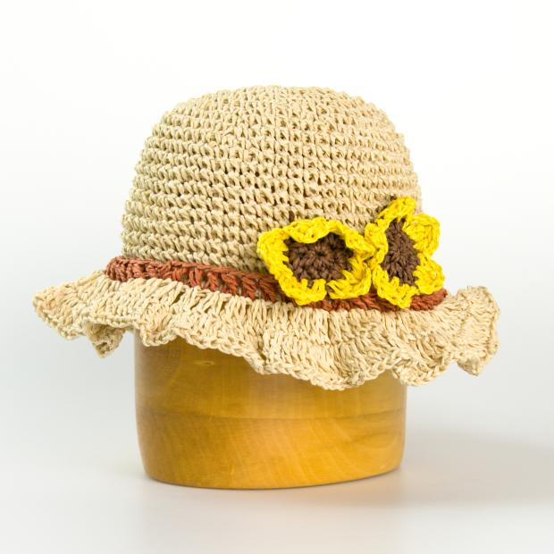 Dětský háčkovaný klobouk z papíru zdobený květy