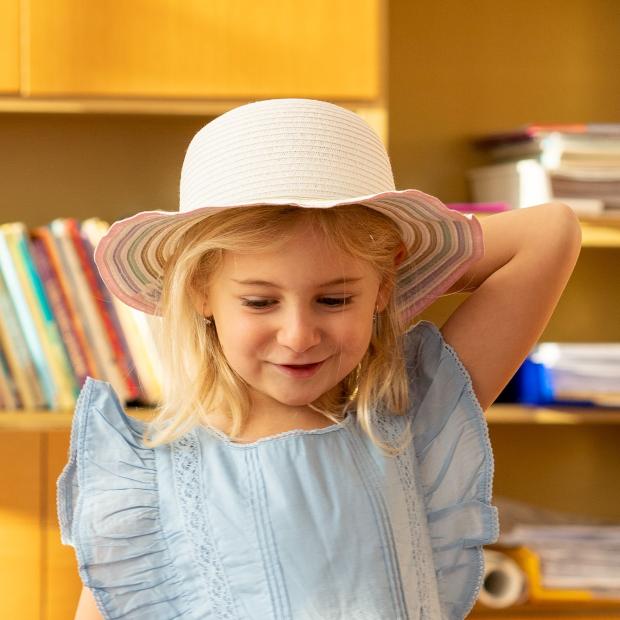 Dívčí papírový klobouk s barevnou krempou