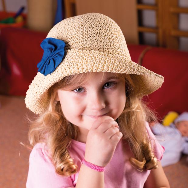Dívčí papírový klobouk zdobený kytkou
