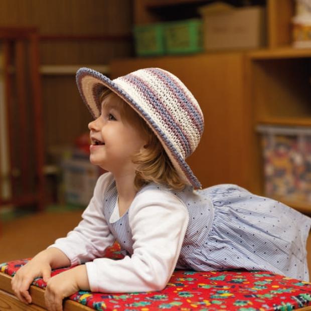 Dívčí papírový klobouk zdobený pruhy