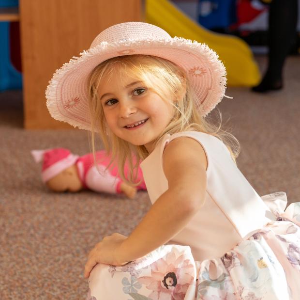 Dívčí papírový klobouk zdobený šňůrkou