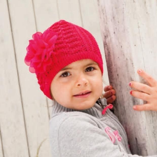 Dívčí pletená čepice zdobená kytkou