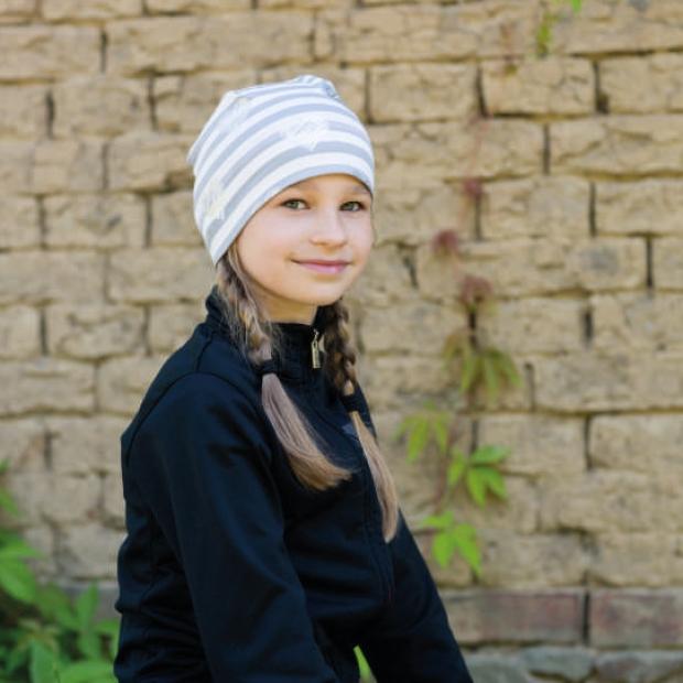 Dívčí úpletová čepice pruhovaná s potiskem