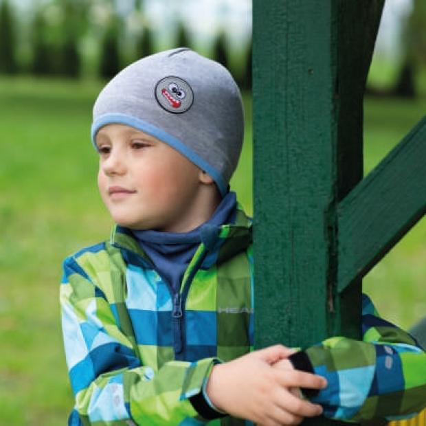 Hugo dětská úpletová čepička s lemem a reflexní aplikací modrá