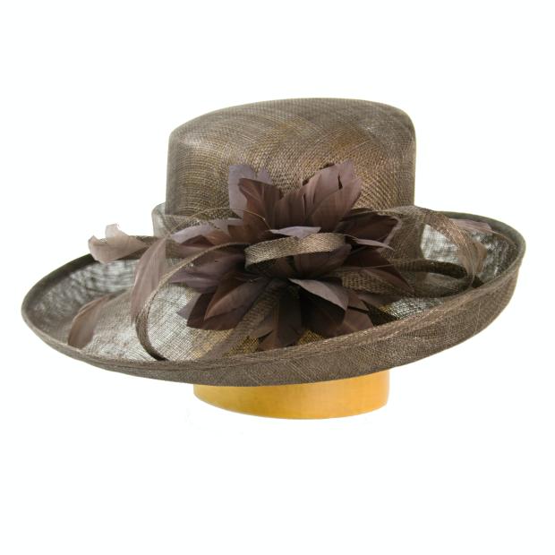 Modelový klobouk sinamay zdobený květem 