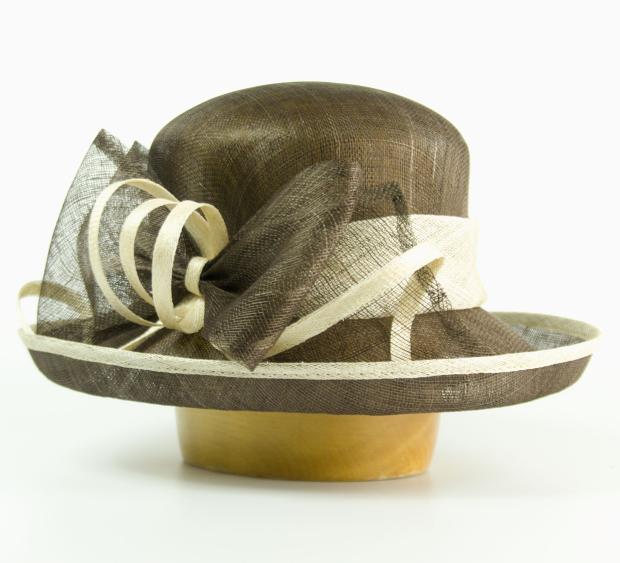 Modelový klobouk sinamay zdobený mašlí