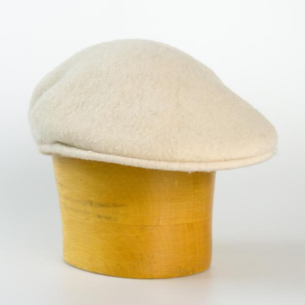 Pletený baret s kšiltem
