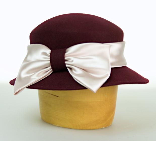 Plstěný dámský klobouk se saténovou mašlí - tmavě hnědá - 55-56