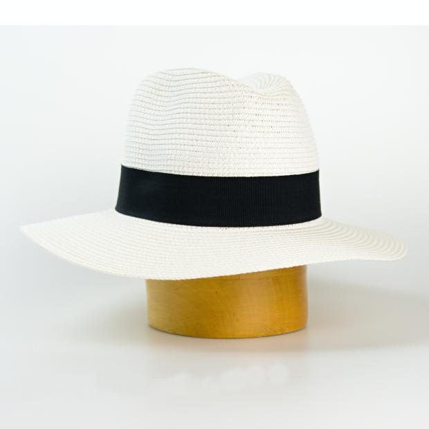 Unisex papírový klobouk zdobený černou stuhou