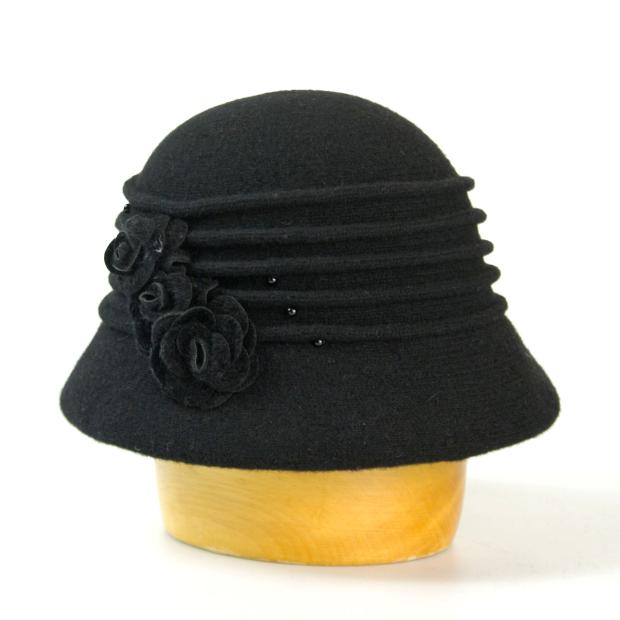Vlněný klobouk zdobený květy a korálky - černá