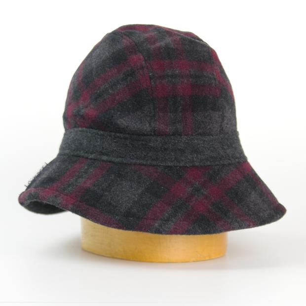 Vlněný klobouk zdobený páskem