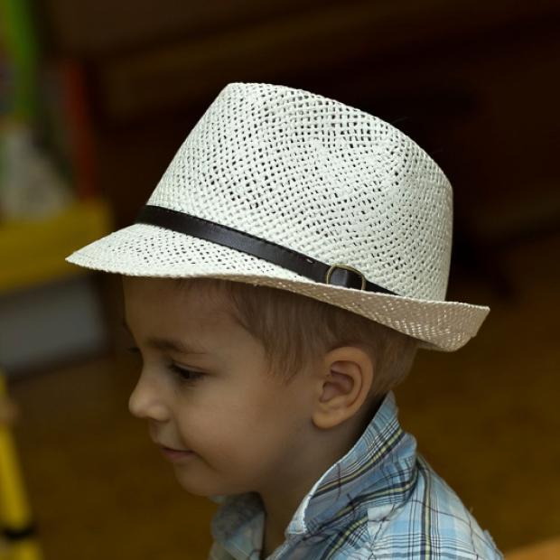 Chlapecký papírový klobouk s koženým páskem 