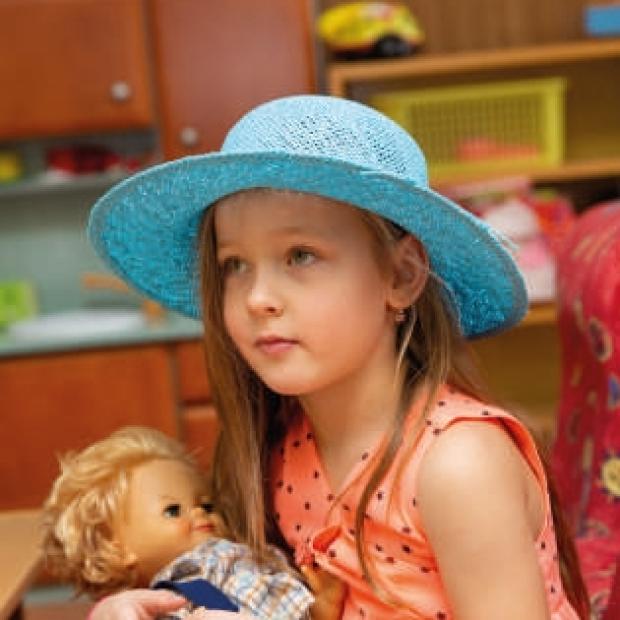 Dívčí papírový klobouk zdobený provázkem 